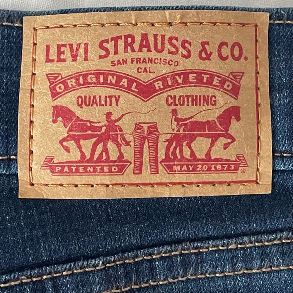 Levi's Classic Straight Leg Jeans Dark Wash Blue Women's Size 31 x 28 12 Short - Picture 6 of 11